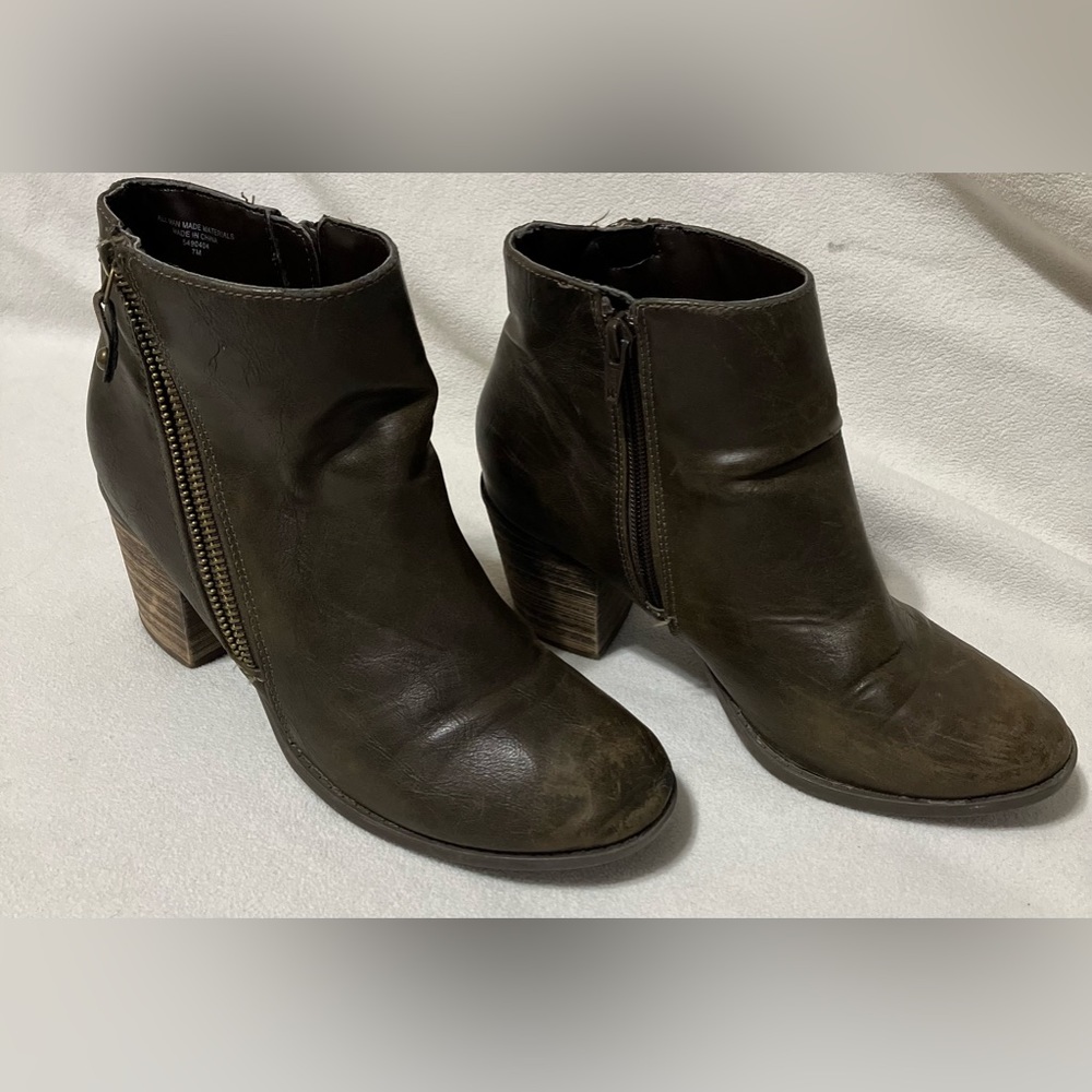 Used distressed dark brown boots with heels